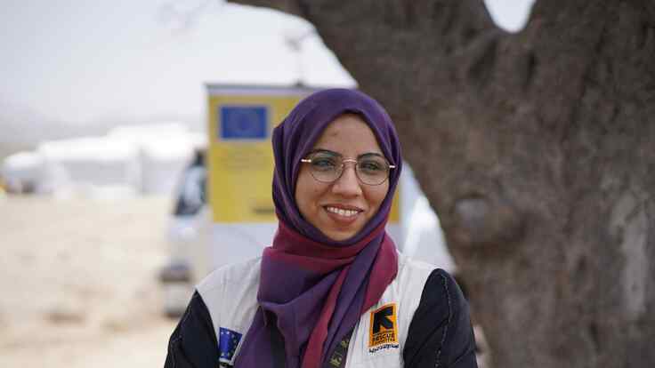 Dr Waood during her visit in Aden to inspect the EU-funded mobile health clinic and meet with mothers. 